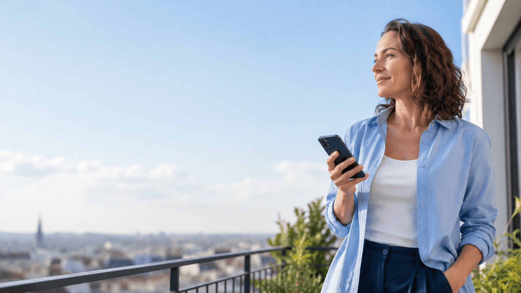 Personne détendue, téléphone en main, libre de changer d’offre quand elle veut